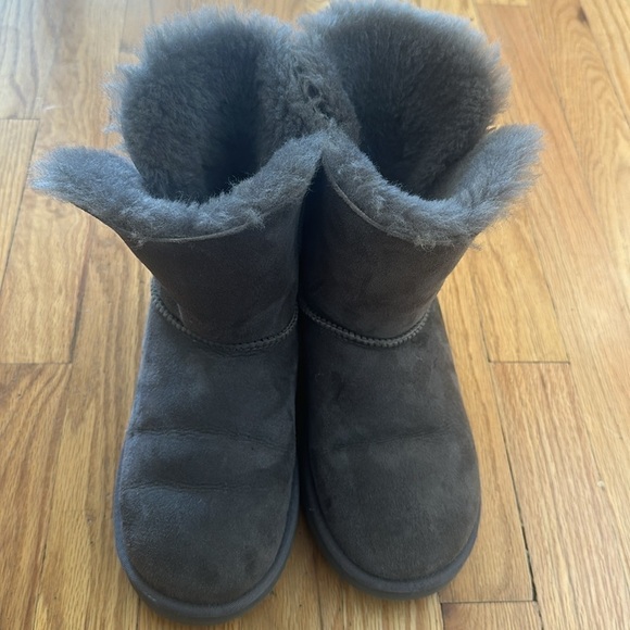 Ugg 6 grey Bailey boot with side button shearling interior, great pre owned cond - Picture 4 of 8